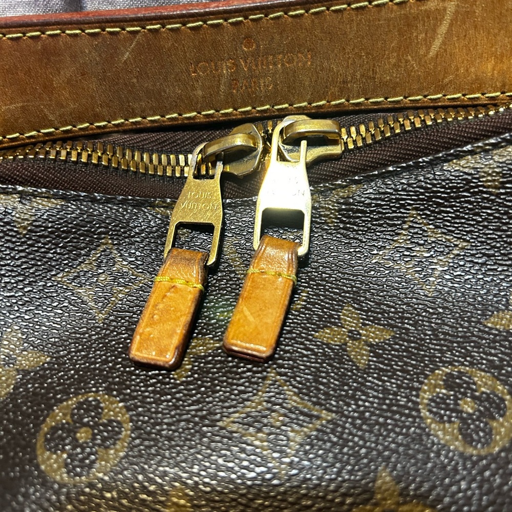 Louis Vuitton Mono Sully MM
Certificate of authenticity. Photos for condition - Picture 11 of 16